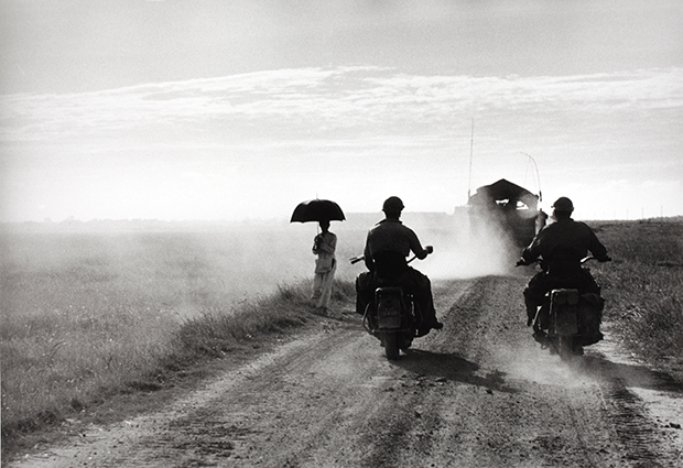 Photograph by Robert Capa. © International Center of Photography/Magnum – Collection of the Hungarian National Museum.