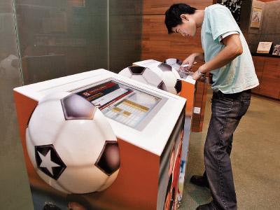 Один из разыскиваемых подозреваемых в мошенничестве на тотализаторе безбедно